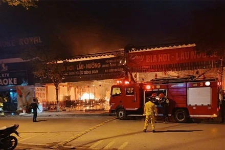 Lực lượng chức năng triển khai các biện pháp nghiệp vụ tại hiện trường vụ cháy.