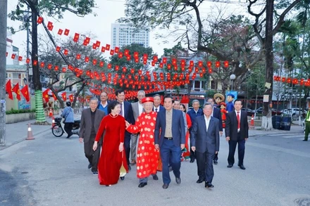 Cử tri phường Kinh Bắc nô nức đi bầu cử.