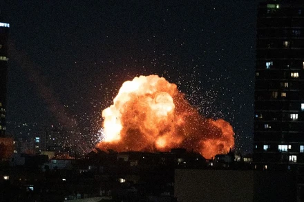 Địa điểm tại Tel Aviv, Israel bị trúng tên lửa từ Iran ngày 28/2/2025. Ảnh: IRNA/TTXVN