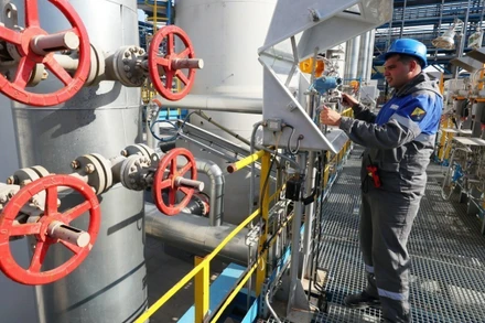 Công nhân điều chỉnh van tại trạm khí nén Slavyanskaya trên hệ thống đường ống dẫn khí đốt Nord Stream 2 của Tập đoàn Gazprom ở vùng Leningrad, Nga. (Nguồn: TASS/TTXVN)