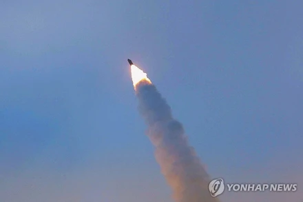 Cuộc tập trận phóng tên lửa siêu vượt âm tại Bình Nhưỡng, Triều Tiên, ngày 4/1/2026. (Ảnh minh họa: Yonhap/TTXVN)