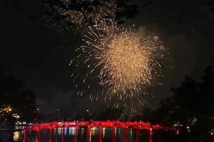 Màn pháo hoa chào đón Năm mới 2026 tại Hồ Hoàn Kiếm