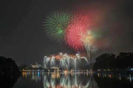 Pháo hoa trên bầu trời Hà Nội. Ảnh: THẾ ĐẠI