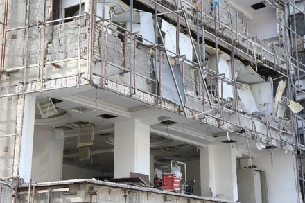 Bệnh viện bị phá hủy sau cuộc không kích tại Tehran, Iran, ngày 7/3/2026. Ảnh: THX/TTXVN