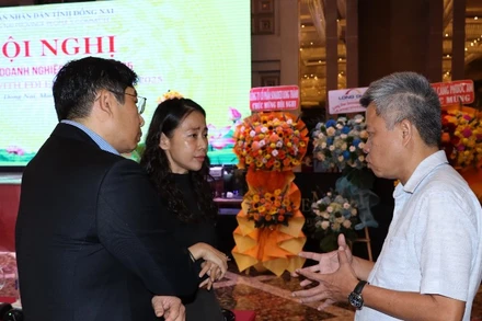 Trưởng Thuế tỉnh Đồng Nai Nguyễn Toàn Thắng (bên phải) trao đổi với doanh nghiệp liên quan đến chính sách thuế.