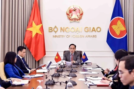 Đồng chí Lê Hoài Trung, Ủy viên Bộ Chính trị, Bộ trưởng Ngoại giao phát biểu trực tuyến tại Hội nghị Bộ trưởng Ngoại giao ASEAN đặc biệt về tình hình Trung Đông. (Ảnh: An Đăng/TTXVN)