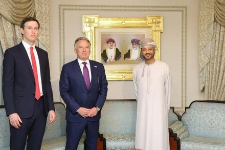 Ngoại trưởng Oman Badr bin Hamad al-Busaidi (phải) và Đặc phái viên của Tổng thống Mỹ Donald Trump, ông Steve Witkoff (giữa), cùng ông Jared Kushner, con rể của Tổng thống Mỹ Donald Trump, tại cuộc gặp ở Muscat, Oman, ngày 6/2/2026. (Nguồn: THX/TTXVN)