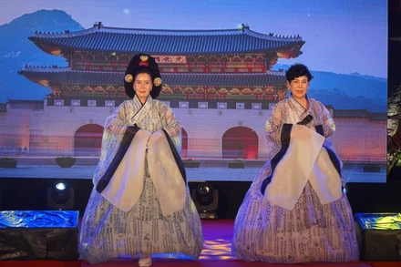 Trình diễn hanbok tại ngày hội văn hóa Hàn Quốc tại Huế. Ảnh: TTXVN