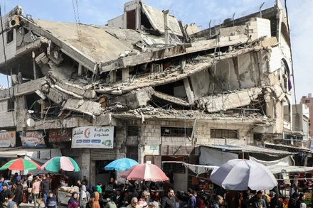 Người dân mua sắm để chuẩn bị cho tháng Ramadan tại Gaza. Ảnh: THX/TTXVN