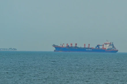 Tàu thương mại thả neo ngoài khơi Dubai, Các tiểu vương quốc Arab thống nhất, do gián đoạn hoạt động vận tải ở eo biển Hormuz, ngày 2/3/2026. (Ảnh: Anadolu Agency /TTXVN)