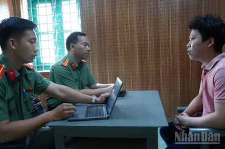 Cơ quan Cảnh sát điều tra Công an tỉnh Đồng Tháp làm việc với đối tượng Lê Thành An. (Ảnh: DUY PHƯƠNG)