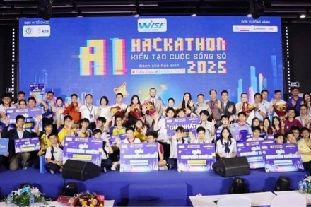 Các đội đoạt giải chụp ảnh lưu niệm cùng Ban tổ chức.