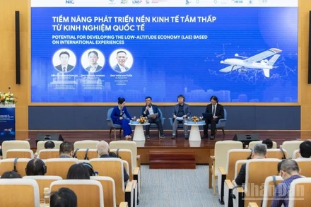 Các diễn giả trao đổi tại diễn đàn. (Ảnh: HNV)