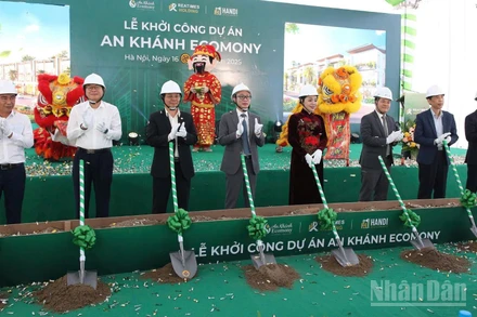 Các đại biểu làm nghi lễ khởi công dự án. (Ảnh: HNV)