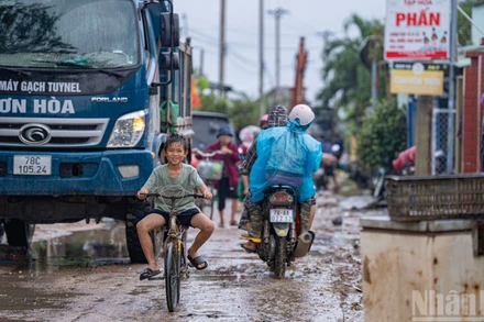 Những nụ cười trên đường làng đã dần trở lại.