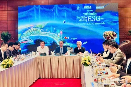 Hội thảo “Tiến biển bằng siêu đô thị ESG++: Chiến lược đầu tư bền vững”. (Ảnh: HNV)