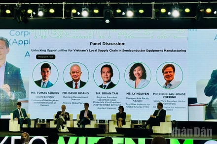 Các diễn giả trong phiên thảo luận tại diễn đàn. (Ảnh: HNV)