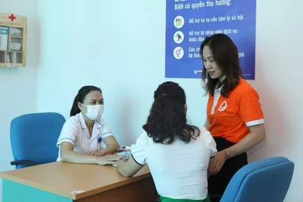 Hoạt động tư vấn, chăm sóc y tế tại Ngôi nhà Ánh Dương Điện BIên. (Ảnh: PV)