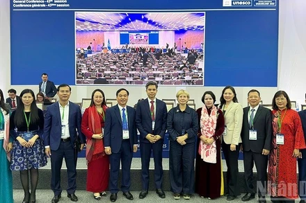 Đại sứ Nguyễn Thị Vân Anh, Trưởng Phái đoàn thường trực Việt Nam bên cạnh UNESCO và Đoàn đại biểu tỉnh Hưng Yên chụp ảnh lưu niệm.