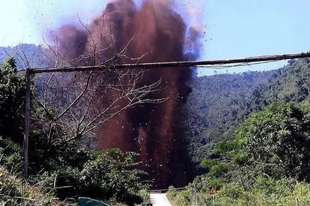 Lực lượng chức năng hủy nổ thành công quả bom có trọng lượng khoảng 1,2 tấn.