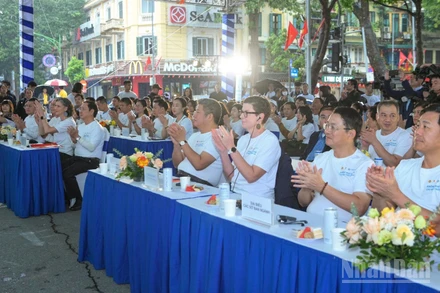 Các đại biểu và đông đảo người dân dự sự kiện. (Ảnh: THẾ ĐẠI)