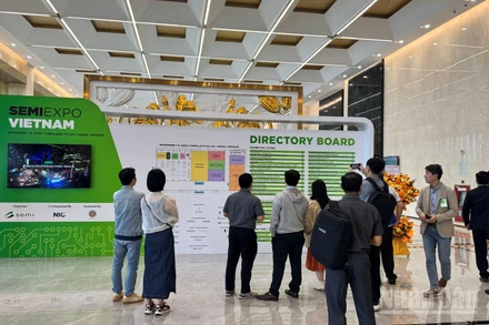 Đại biểu, doanh nghiệp, người dân xem chỉ dẫn tại khuôn viên triển lãm. (Ảnh: HNV)