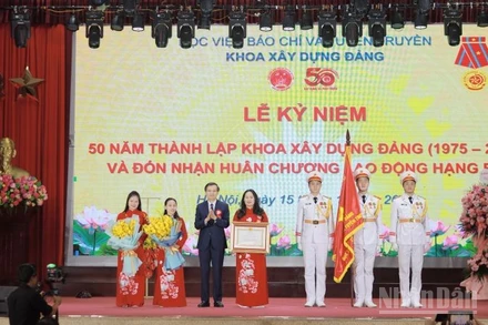 Phó Giáo sư, Tiến sĩ Đoàn Minh Huấn, Ủy viên Trung ương Đảng, Phó Bí thư Thường trực Đảng ủy, Phó Giám đốc Thường trực Học viện Chính trị quốc gia Hồ Chí Minh trao Huân chương Lao động hạng Ba cho khoa Xây dựng Đảng. (Ảnh: HNV)
