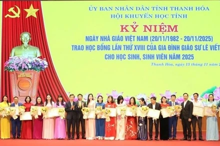 Đại diện Ủy ban nhân dân tỉnh và Sở giáo dục và Đào tạo Thanh Hóa trao thưởng cho giáo viên.
