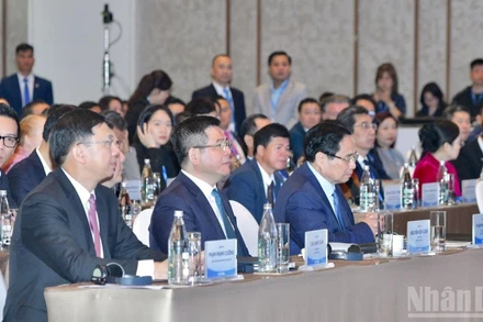 Thủ tướng Phạm Minh Chính và các đồng chí lãnh đạo, đại biểu tham dự diễn đàn. (Ảnh: THANH GIANG)