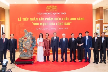 Chủ tịch Quốc hội Trần Thanh Mẫn và các đại biểu tại Lễ tiếp nhận tác phẩm nghệ thuật điêu khắc ánh sáng "Sức mạnh của lòng dân". (Ảnh: DUY LINH)