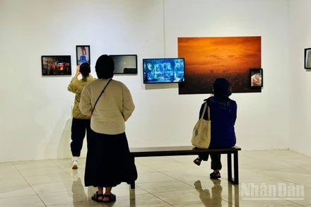 Ngoài trải nghiệm thị giác, khán giả còn có trải nghiệm thính giác khi theo dõi các thước phim về quá trình sáng tác và đời sống thường nhật của thành phố. (Ảnh: HNV)