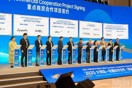 Lễ ký kết các dự án hợp tác kinh tế-thương mại tại lễ khai mạc.