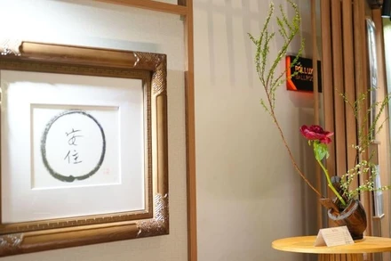 Không gian Triển lãm “Living Heritage – Di sản cho tương lai” mang đến trải nghiệm nghệ thuật đa giác quan, kết hợp thư pháp, trưng bày đa phương tiện và các tác phẩm sắp đặt đầy chiều sâu.