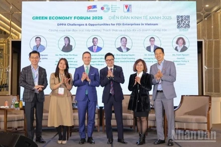 Các chuyên gia, diễn giả trong nước và quốc tế tại 1 trong rất nhiều phiên thảo luận khác nhau trong khuôn khổ diễn đàn. (Ảnh: HNV)