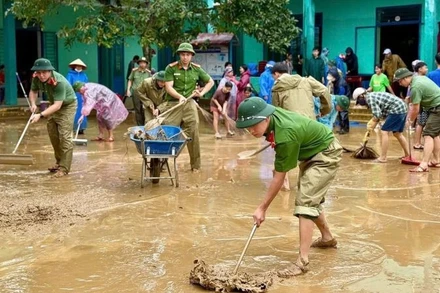 Các lực lượng ra quân hỗ trợ địa phương dọn dẹp sau lũ.