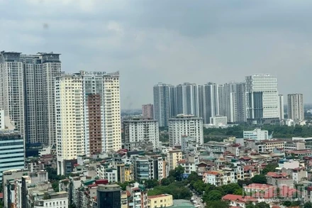 Thị trường bất động sản Việt Nam còn nhiều tiềm năng và dư địa phát triển nhưng giá nhà tăng “nóng”, vượt xa thu nhập thực tế và làm gia tăng khoảng cách giữa người có bất động sản với người chưa thể sở hữu nhà ở. (Ảnh: HNV)