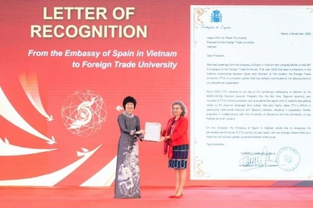 Bà Carmen Cano De Lasala, Đại sứ Đặc mệnh toàn quyền Vương quốc Tây Ban Nha tại Việt Nam trao Thư ghi nhận và chúc mừng tới Trường đại học Ngoại thương.