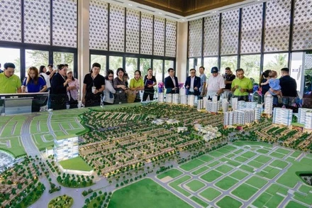 Khách hàng tham quan một dự án giáp ranh phía đông Thành phố. (Ảnh: PV)