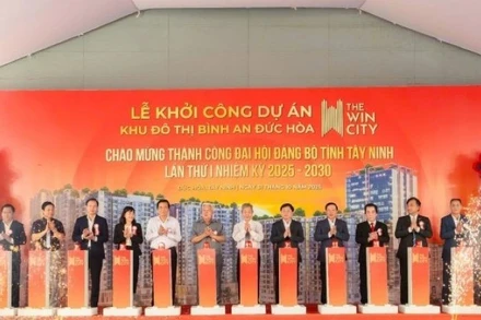 Lãnh đạo, nguyên lãnh đạo tỉnh qua các thời kỳ ấn nút khởi công khu đô thị nhà ở 9.200 tỷ đồng.