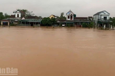 Nhiều khu vực dân cư vùng hạ du hồ Kẻ Gỗ bị chìm trong biển nước.