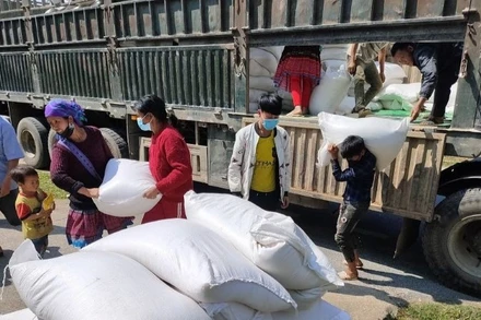 Kịp thời hỗ trợ gạo cho người dân một số vùng khó khăn. (Ảnh: PV)