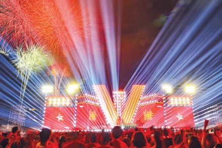 Chương trình nghệ thuật "Tổ quốc trong tim" do Báo Nhân Dân tổ chức thu hút hơn 50.000 khán giả tại Sân vận động quốc gia Mỹ Đình. (Ảnh: THẾ ĐẠI)