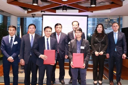 Trung tâm Đổi mới sáng tạo quốc gia (NIC), Bộ Tài chính và Hội Trí thức người Việt Nam tại Liên hiệp Vương quốc Anh và Bắc Ireland (VIS) đã ký kết Biên bản ghi nhớ hợp tác. (Ảnh: NIC)