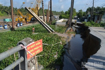 Vụ sạt lở nghiêm trọng xảy ra ở phần dốc cầu kênh Xáng Cụt.