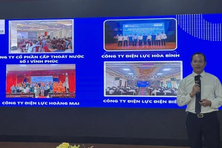 Diễn giả trao đổi cùng sinh viên tại talkshow “Upgrade: Sự nghiệp 4.0”.