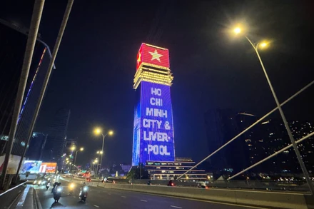 Tòa tháp Saigon Marina IFC và phố Nguyễn Huệ được thắp sáng chào mừng quan hệ Đối tác chiến lược toàn diện Việt Nam-Vương quốc Anh.