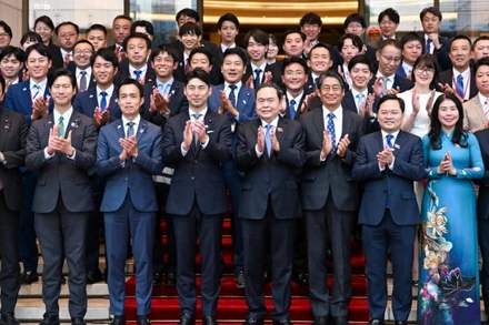 Chủ tịch Quốc hội Trần Thanh Mẫn và các đại biểu với Đoàn Nghị sĩ trẻ Quốc hội Nhật Bản. (Ảnh: DUY LINH)