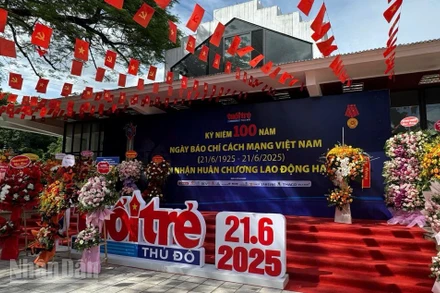 Báo Tuổi trẻ Thủ đô vinh dự đón nhận Huân chương lao động hạng Ba