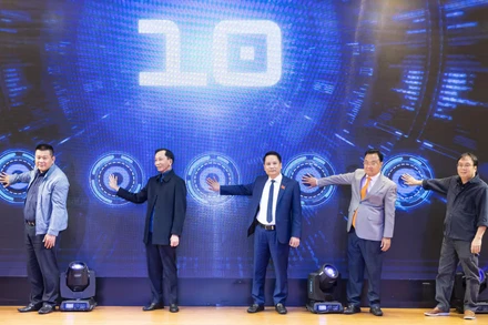 Các đại biểu chúc mừng Lễ ra mắt giao diện mới-hệ sinh thái số. 