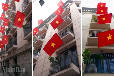 [Video] Giới trẻ đổ xô "săn" khoảnh khắc trong không khí Quốc khánh